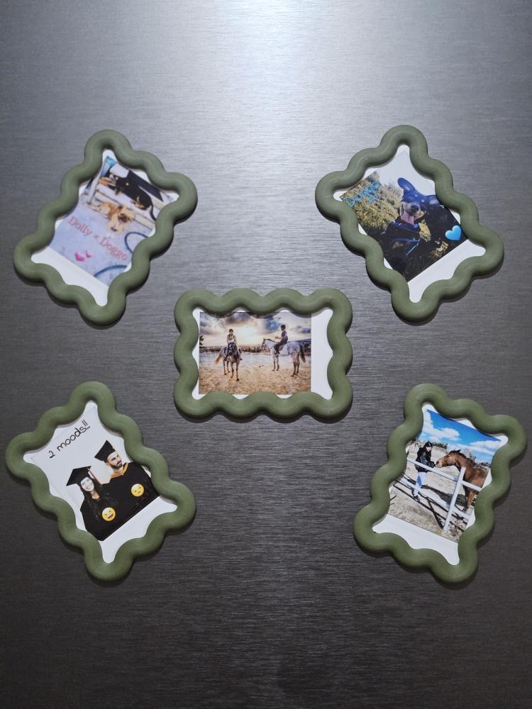 Fujifilm Instax Photo Holder with Magnets – 3D Printed Wavy Frame (Multiple Colors)