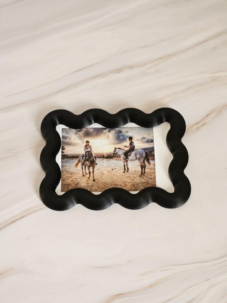 Fujifilm Instax Photo Holder with Magnets – 3D Printed Wavy Frame (Multiple Colors)