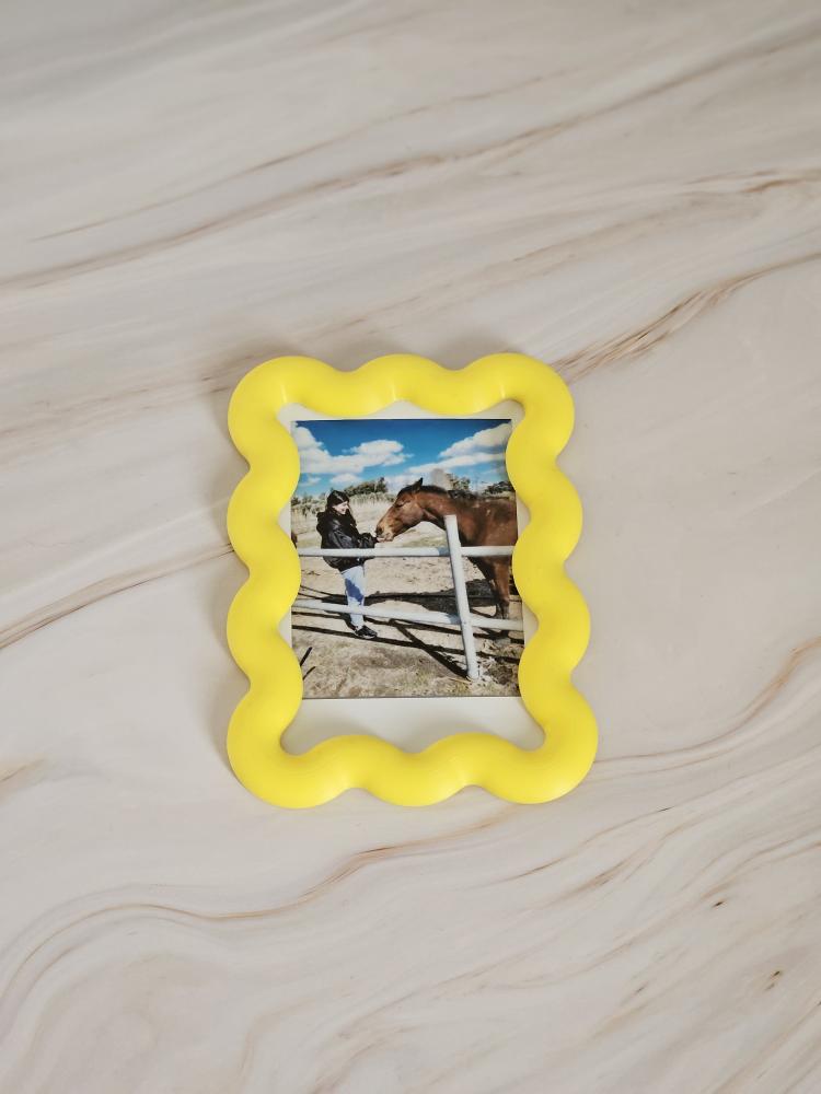 Fujifilm Instax Photo Holder with Magnets – 3D Printed Wavy Frame (Multiple Colors)