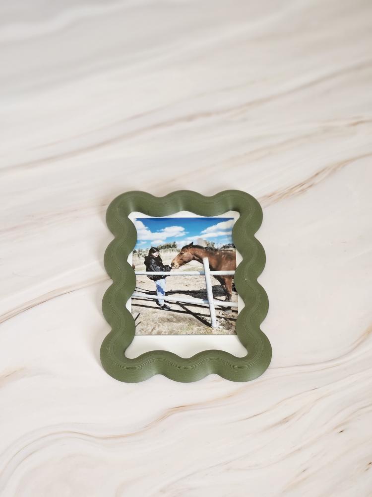 Fujifilm Instax Photo Holder with Magnets – 3D Printed Wavy Frame (Multiple Colors)