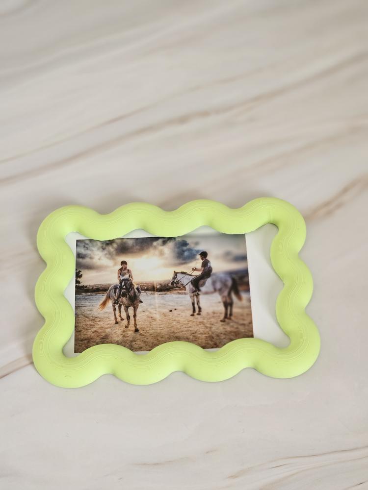Fujifilm Instax Photo Holder with Magnets – 3D Printed Wavy Frame (Multiple Colors)